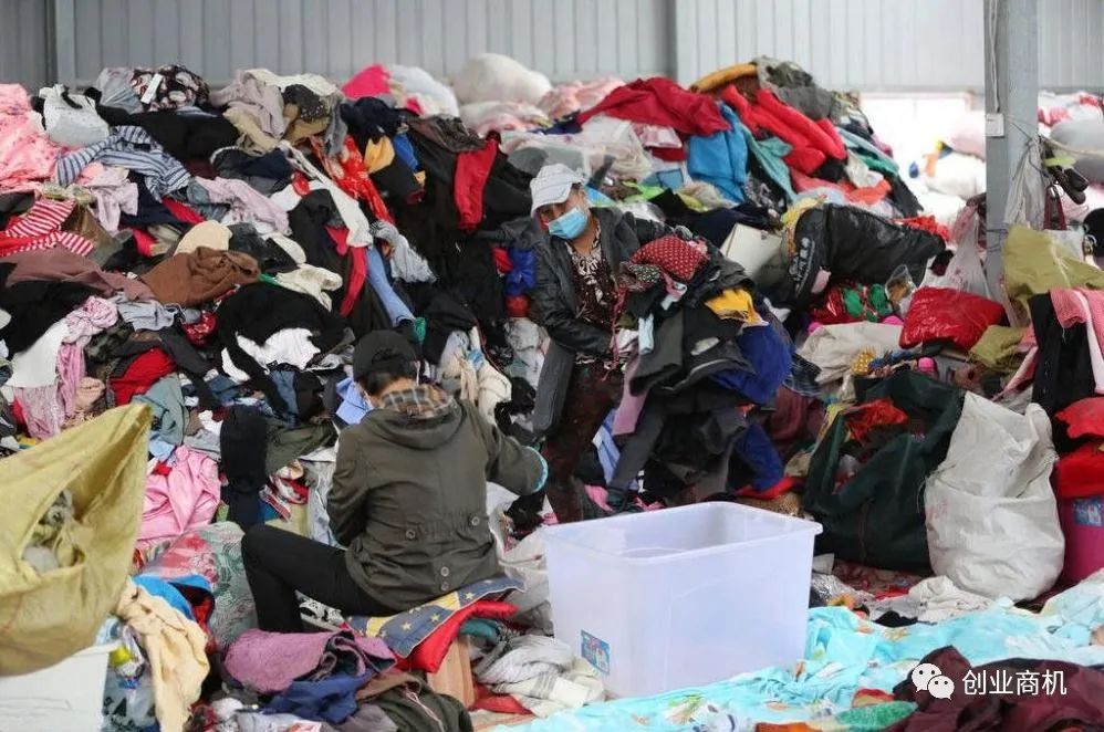 农村闷声赚钱商机，5毛回收旧衣服转手8000元1吨，很多人还不知道！