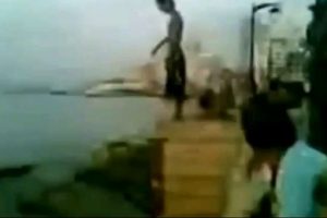 跳水失败脸摔两半图事件，附视频，恐怖胆小勿入