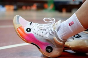 十大公认最强篮球鞋排行榜（颜值高性能好的篮球鞋品牌推荐）