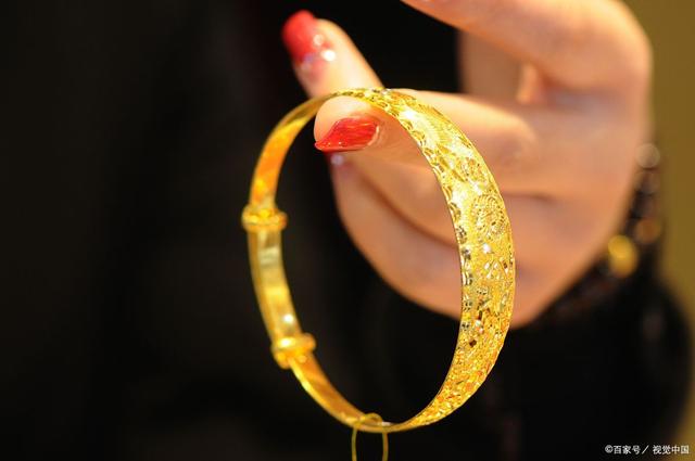 女子看热闹金手镯被剪断险遭盗窃,,扎到手腕才发觉,令人感到揪心 女子看热闹金手镯被剪断险遭盗窃,,扎到手腕才发觉,令人感到揪心